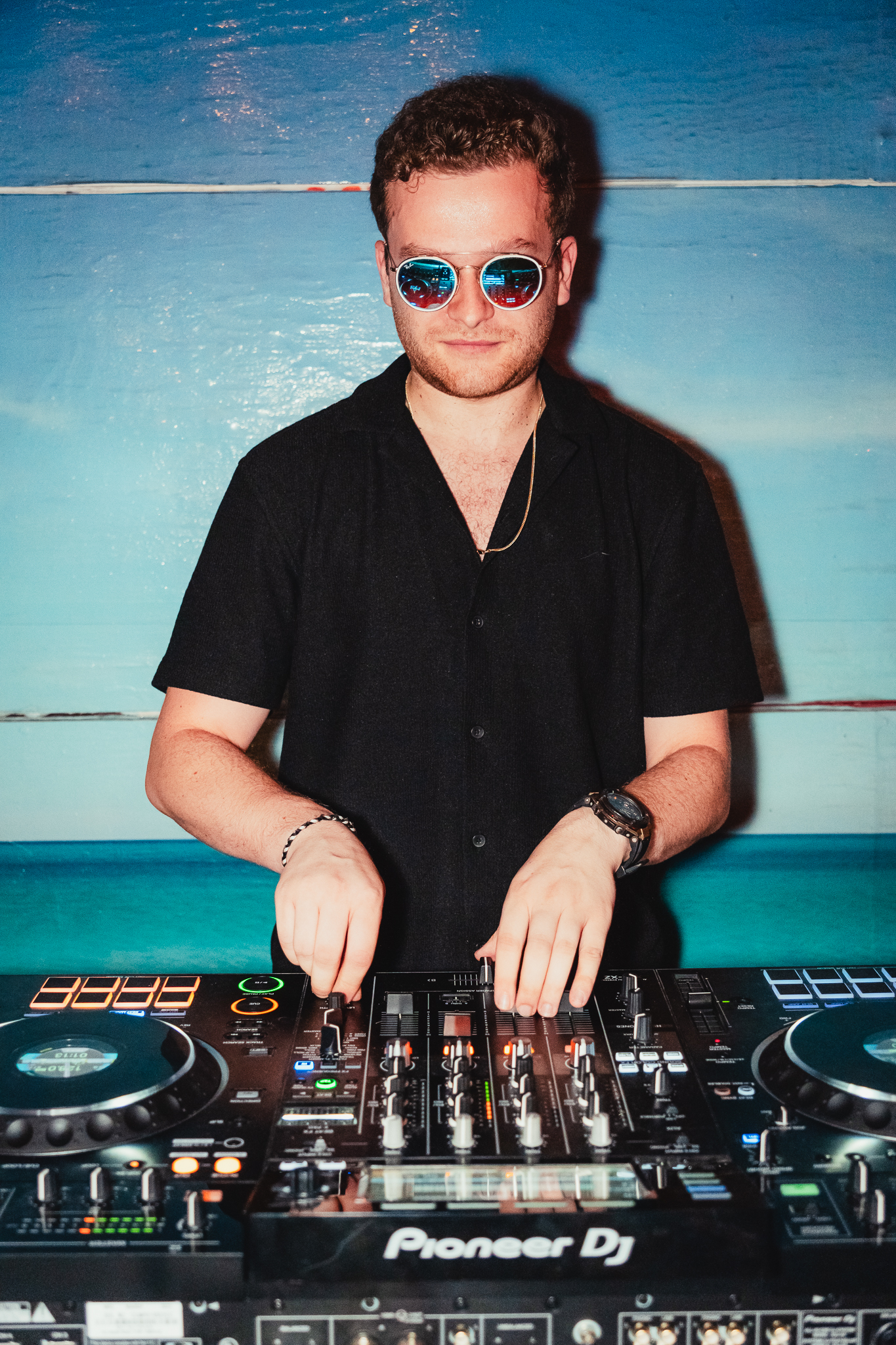 DJ